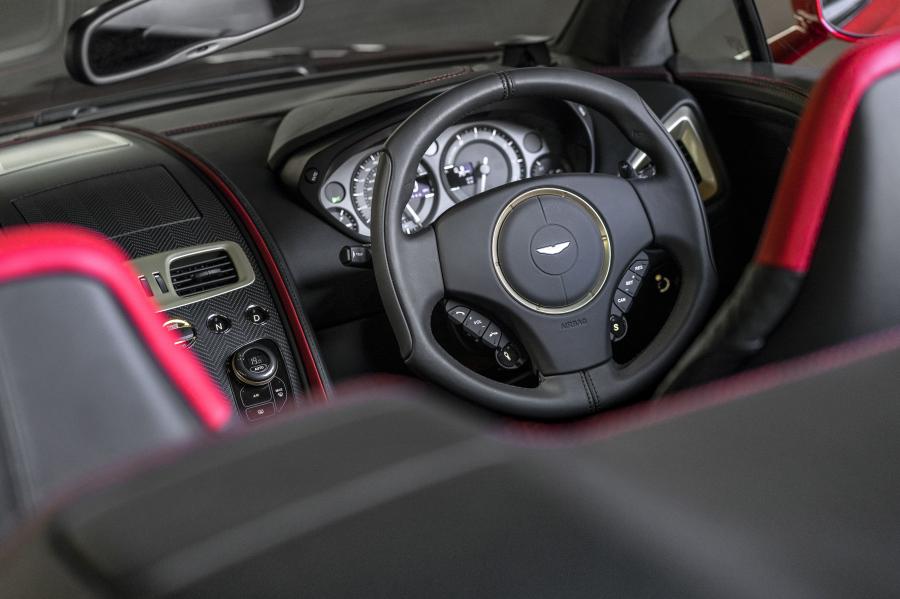 Панель приборов Aston Martin Vanquish Zagato Volante 2017 года  (UK) (фото 34 из 42)